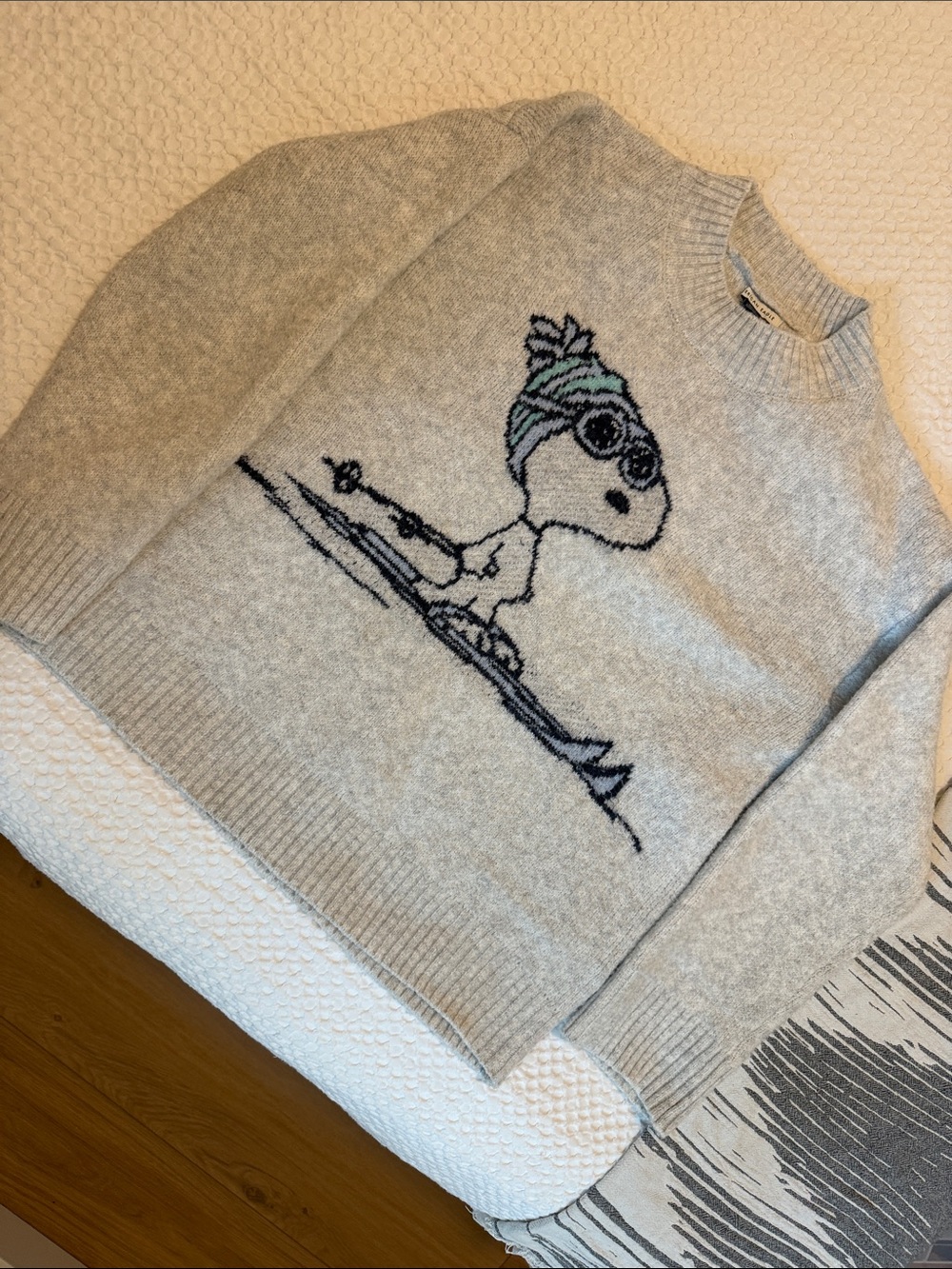 American Eagle Outfitters Light Gray Crewneck Sweater with Skiing Snoopy Graphic